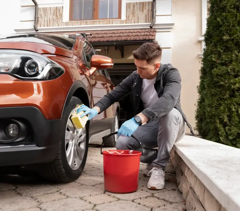 Lavage auto à domicile Fors : professionnel intervenant sur un véhicule